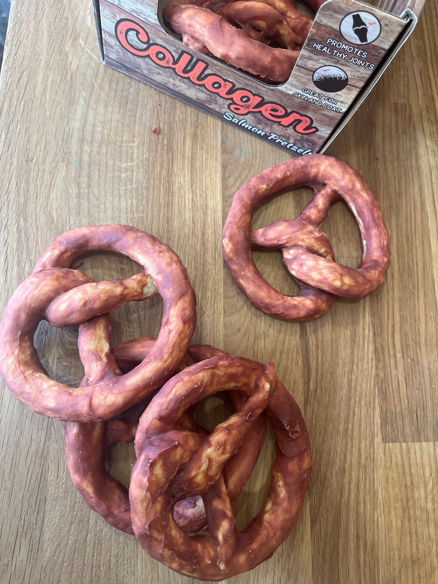 Zero Hide Collagen Salmon Pretzel
